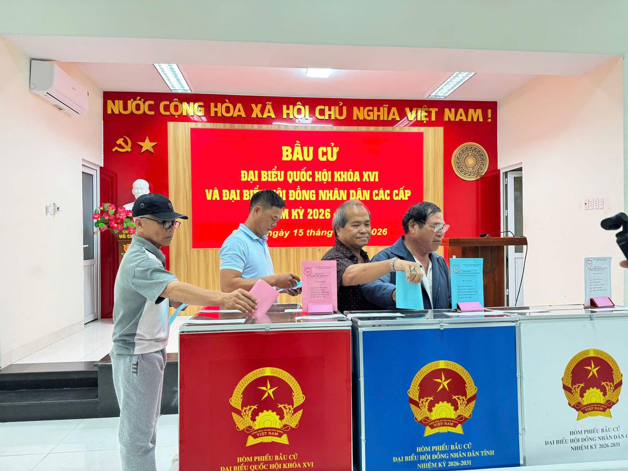 Cử tri xã Cà Ná tham gia bỏ phiếu.