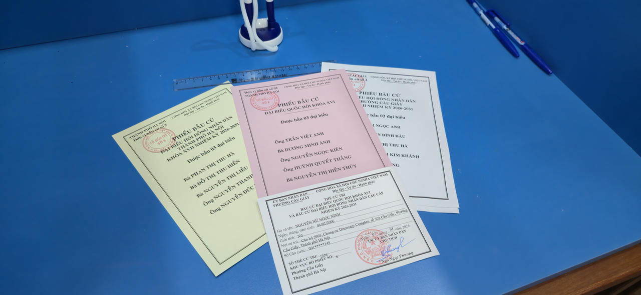 Cử tri Nguyễn Nữ Ngọc Ninh lưu lại hình ảnh lần đầu tiên mình được đi bầu cử