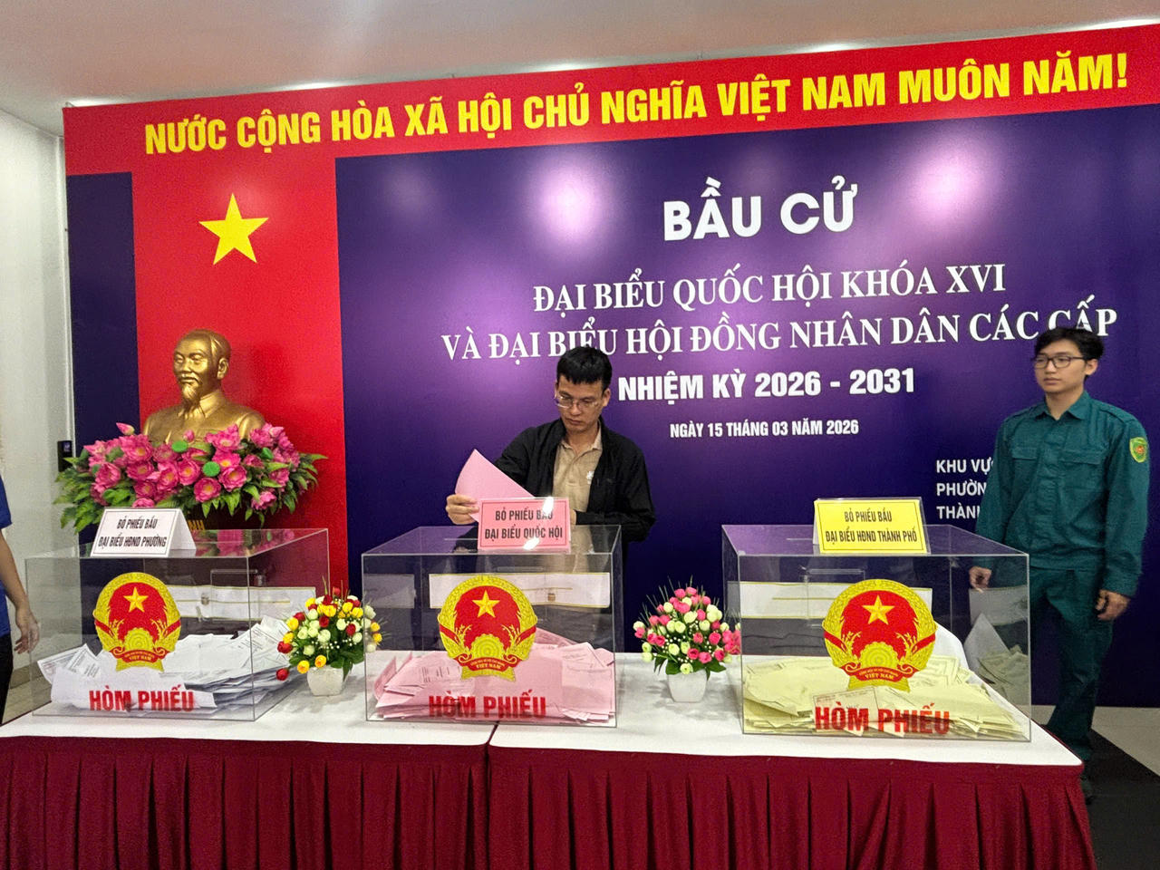 Cử tri Hà Nội hân hoan trong ngày bầu cử 