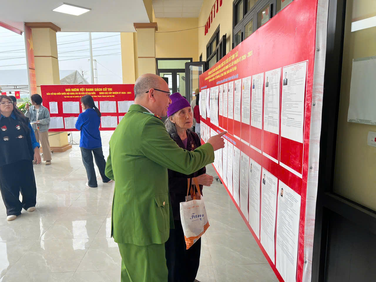 Khoảnh khắc đẹp: Công an Thủ đô dìu cử tri cao tuổi đi bỏ phiếu