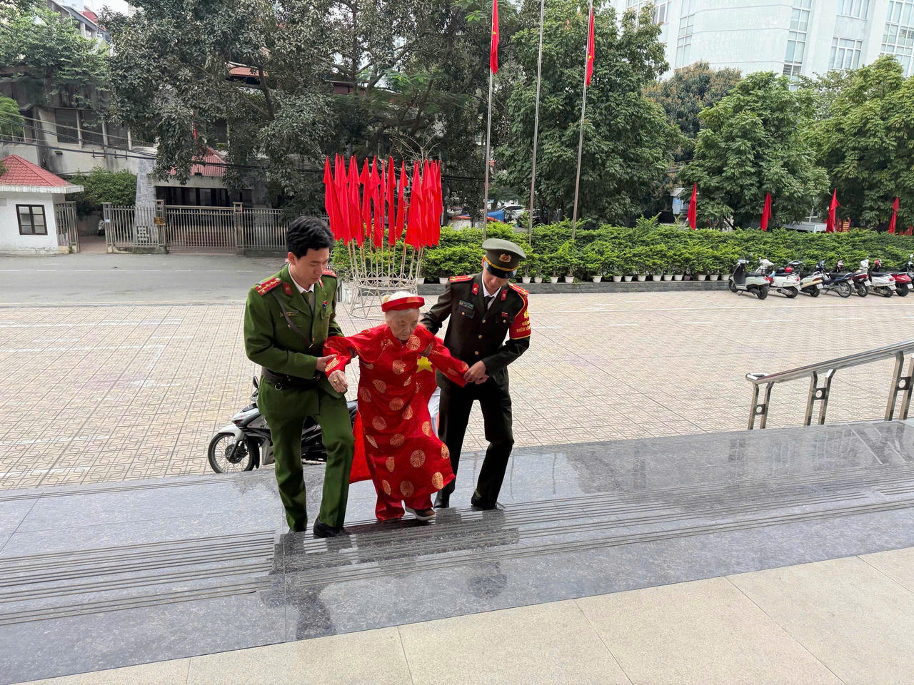 Hình ảnh cán bộ, chiến sĩ Công an phường Đống Đa tận tình dìu đỡ cử tri cao tuổi đến thực hiện quyền công dân đã để lại nhiều ấn tượng đẹp trong lòng người dân.