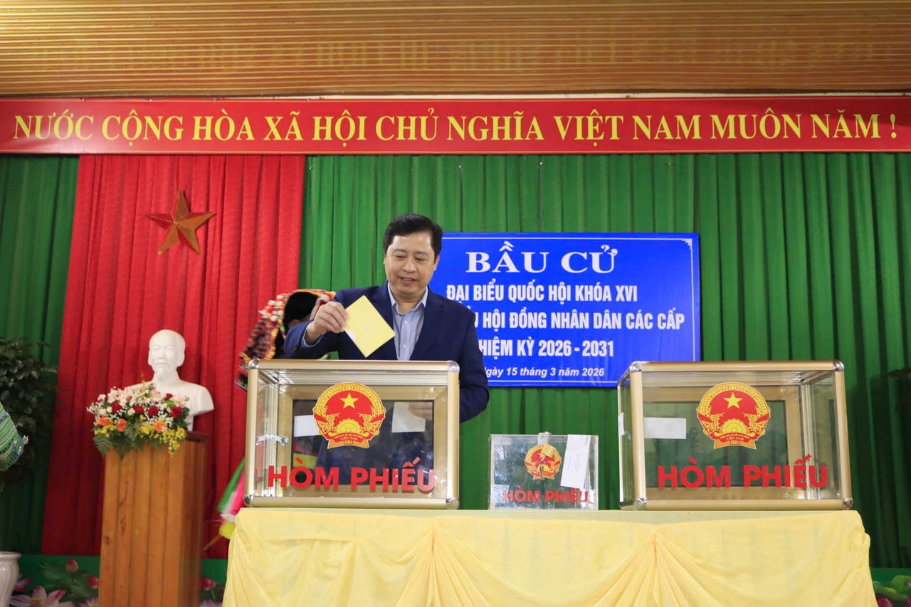 Cử tri Lào Cai hăng hái tham gia bầu cử