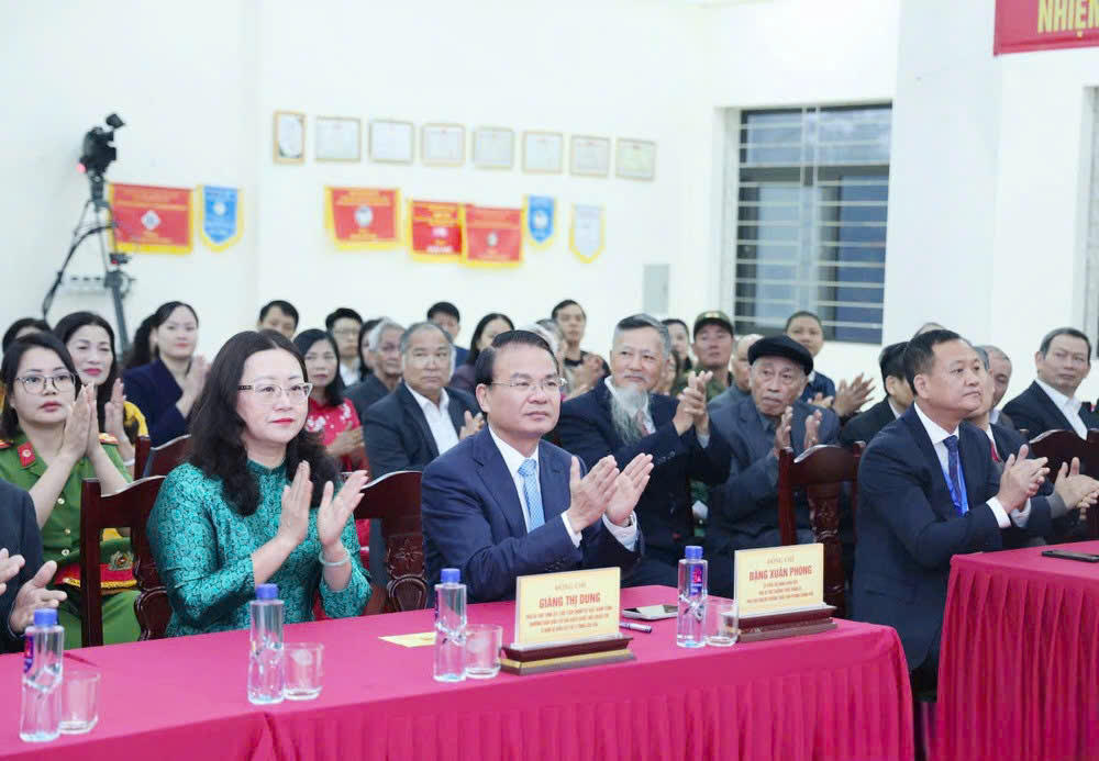 Bà Giàng Thị Dung – Phó Bí thư Tỉnh ủy, Chủ tịch Ủy ban MTTQ Việt Nam tỉnh Lào Cai và ông Đặng Xuân Phong – Ủy viên Ban Chấp hành Trung ương Đảng, Phó Chủ nhiệm Thường trực Văn phòng Chính phủ dự lễ khai mạc và bỏ phiếu tại khu vực bỏ phiếu số 8, Nhà văn hóa khu dân cư Tân Lập, phường Cam Đường