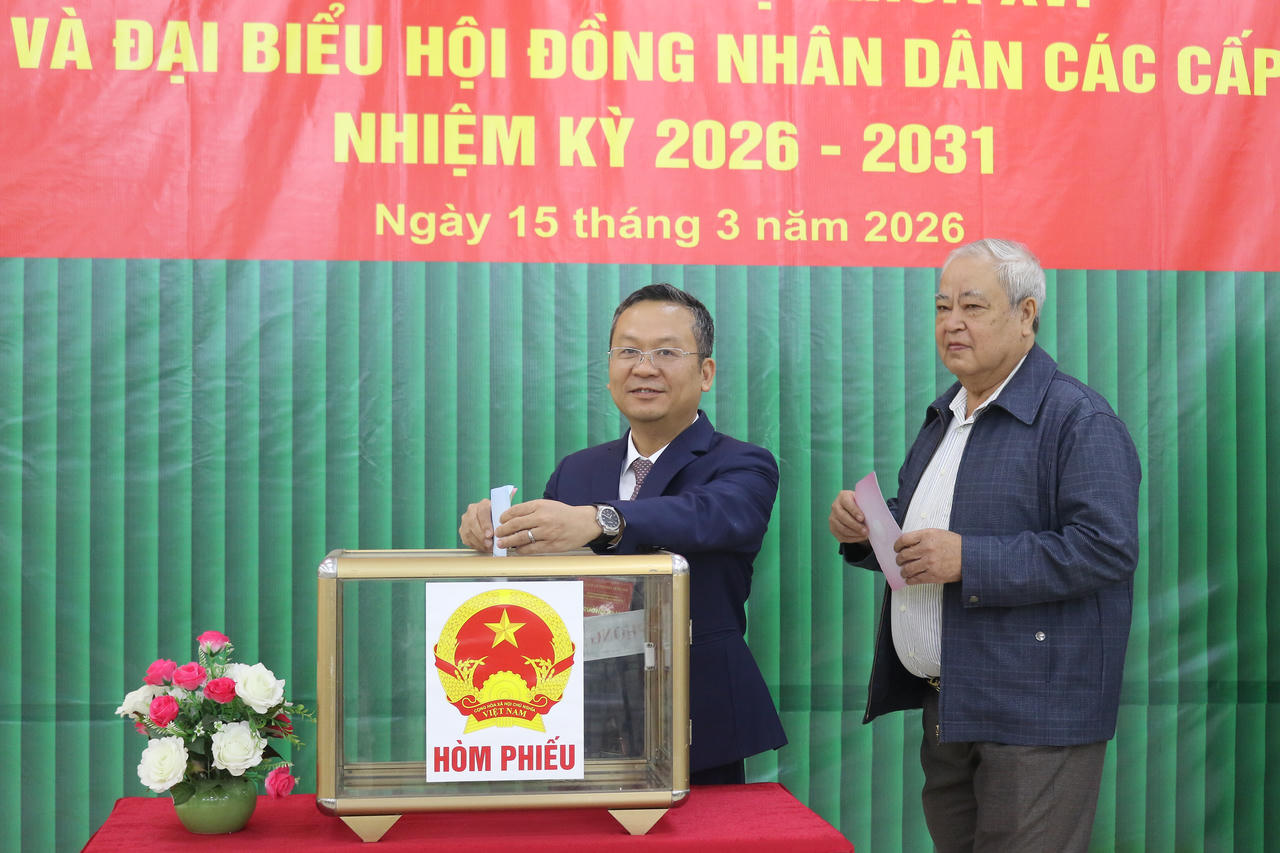 Bí thư Đảng ủy phường Lào Cai Nguyễn Quốc Huy, dự khai mạc và bỏ phiếu tại khu vực bầu cử số 28 phường Lào Cai.