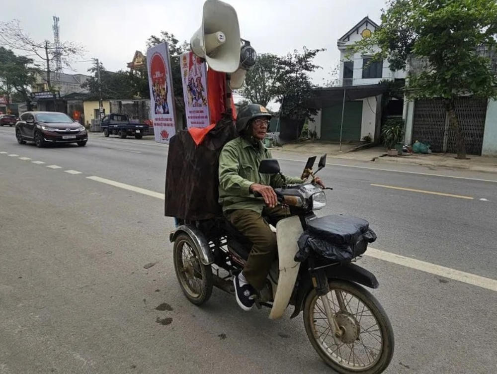 Ông Phạm Ngọc Chiêng dùng xe máy gắn loa phát thanh tuyên truyền, vận động người dân tham gia bầu cử suốt 10 năm qua.