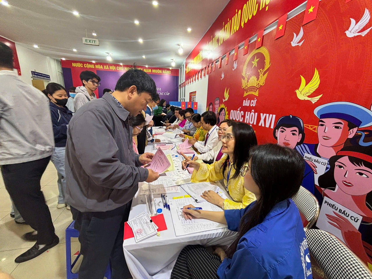 Cử tri Hà Nội hân hoan trong ngày bầu cử 