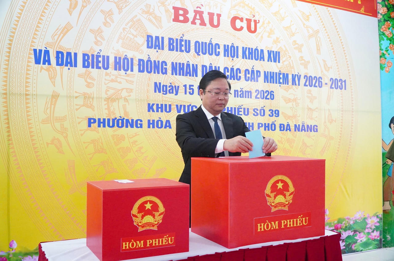 Chủ tịch Ủy ban MTTQ Việt Nam TP Đà Nẵng Lê Trí Thanh tham gia bỏ phiếu.&nbsp;