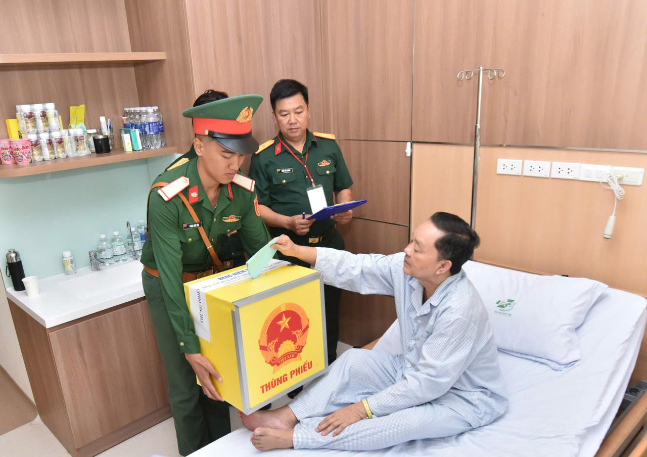 Bệnh viện Quân y 175 tổ chức cho bệnh nhân bỏ phiếu bầu cử trên giường bệnh 