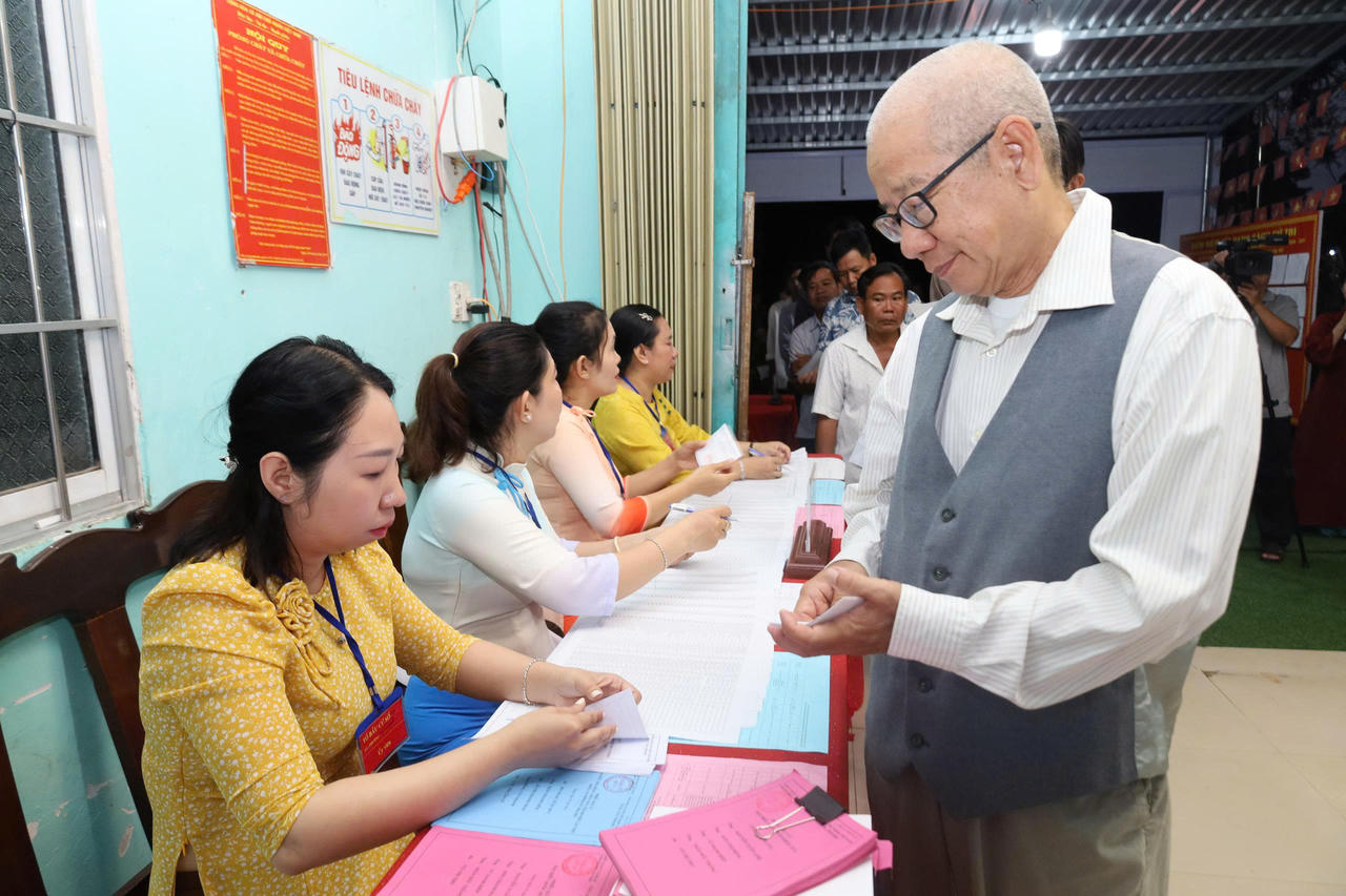 Cử tri đến tham gia bỏ phiếu.