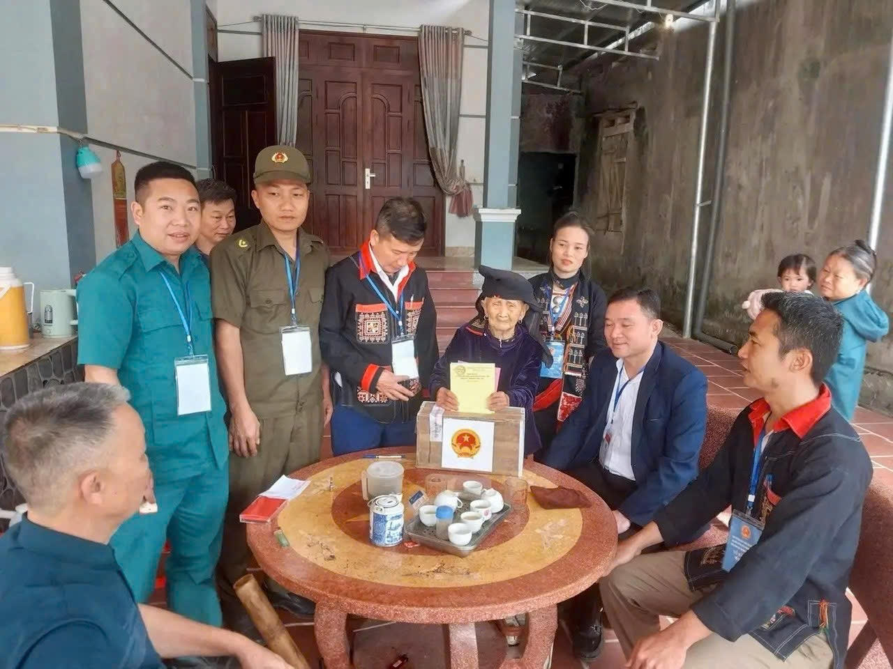 Cụ Bàn Thị Quyết, 103 tuổi ở xóm Suối Thản, xã Nật Sơn, tỉnh Phú Thọ thực hiện quyền công dân ngay tại nhà thông qua hòm phiếu phụ.