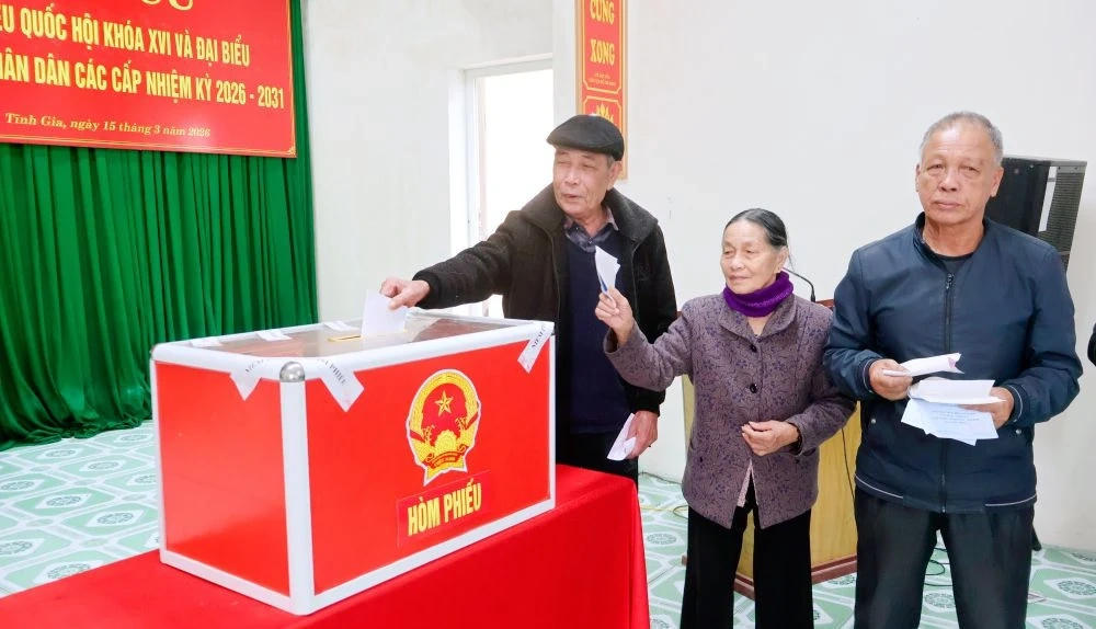 Cử tri phường Tĩnh Gia tham gia bỏ phiếu.