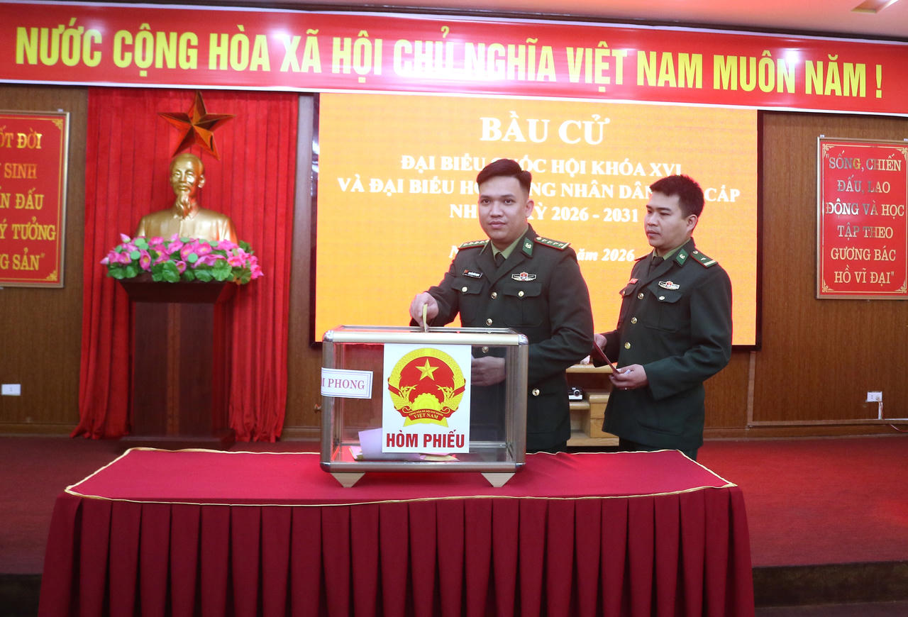 Những lá phiếu từ lúc rạng sáng của các cán bộ, chiến sĩ đồn Biên phòng cửa khẩu quốc tế Lào Cai