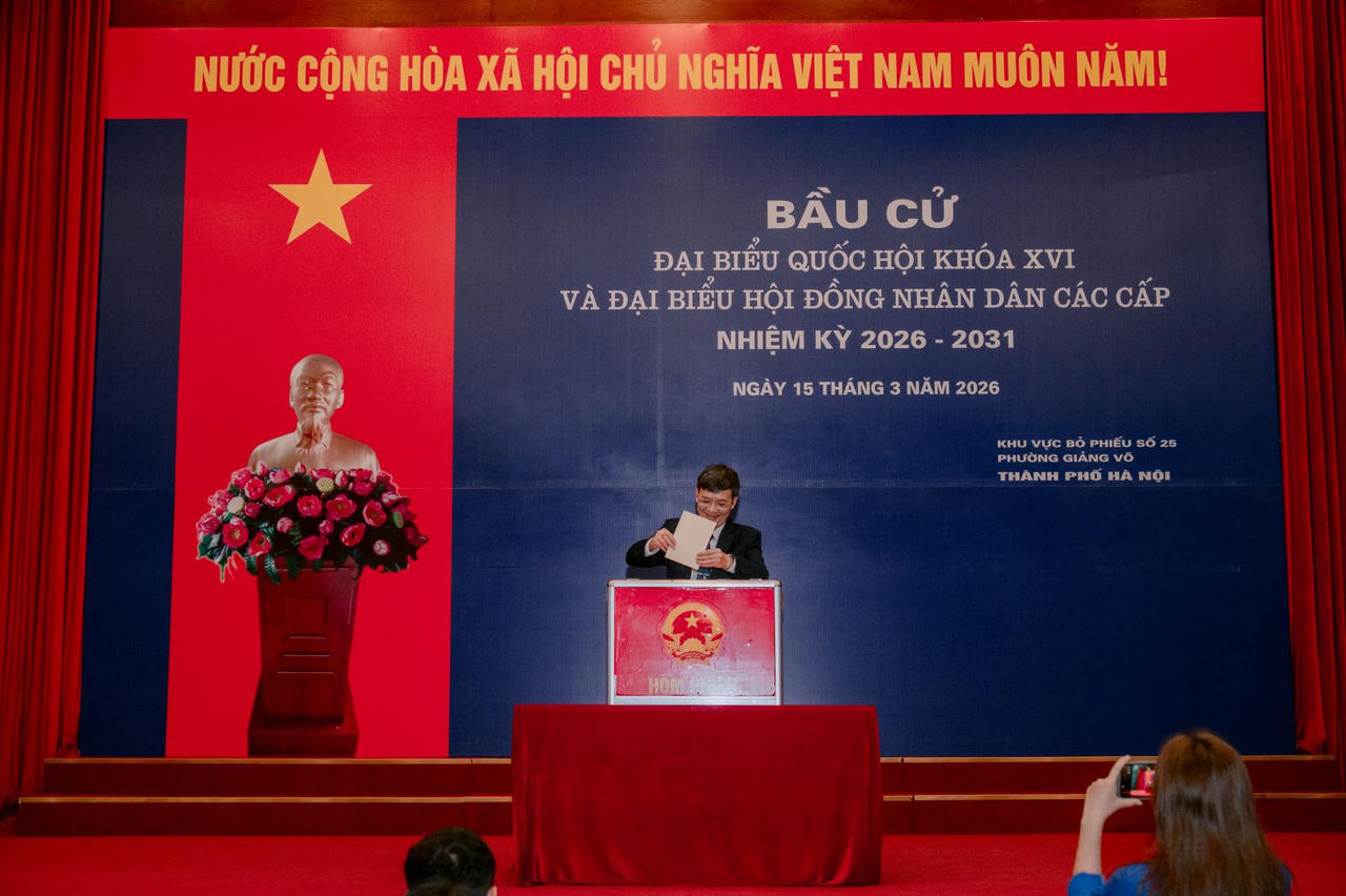 Cử tri Hà Nội hân hoan trong ngày bầu cử 