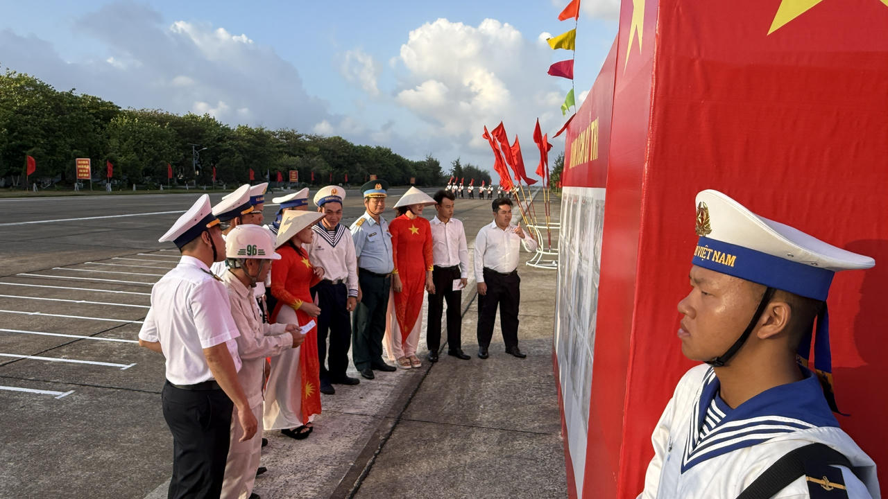 Các cử tri kiểm tra danh sách cử tri trước giờ bầu cử