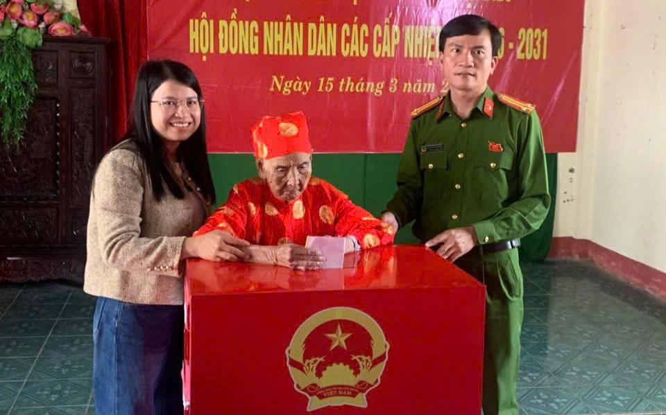 Cụ Dương Thị Sáo (SN 1917), thôn An Nhơn, xã Mỹ Thủy trực tiếp đến khu vực bỏ phiếu để thực hiện quyền bầu cử.