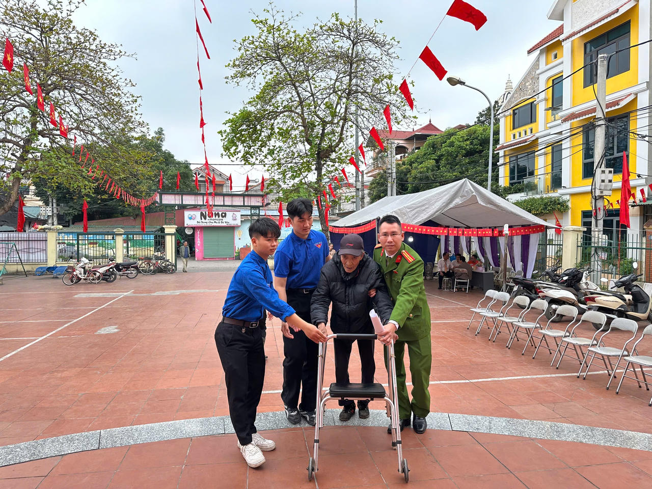 Vượt qua khó khăn, ông Thạch Thế Lâm, 80 tuổi vẫn có mặt từ sớm để thực hiện nghĩa vụ công dân, tham gia bầu cử.