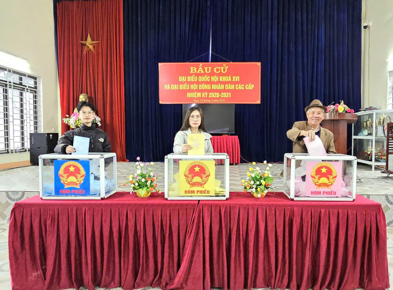 Cử tri Lào Cai hăng hái tham gia bầu cử