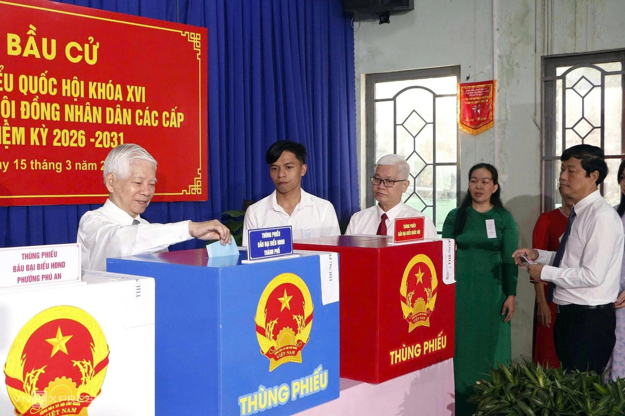 Nguyên Chủ tịch nước Nguyễn Minh Triết bỏ phiếu tại khu vực bỏ phiếu số 26, khu phố Phú Thuận, phường Phú An, TP HCM. (Ảnh: Thái An/VNE)