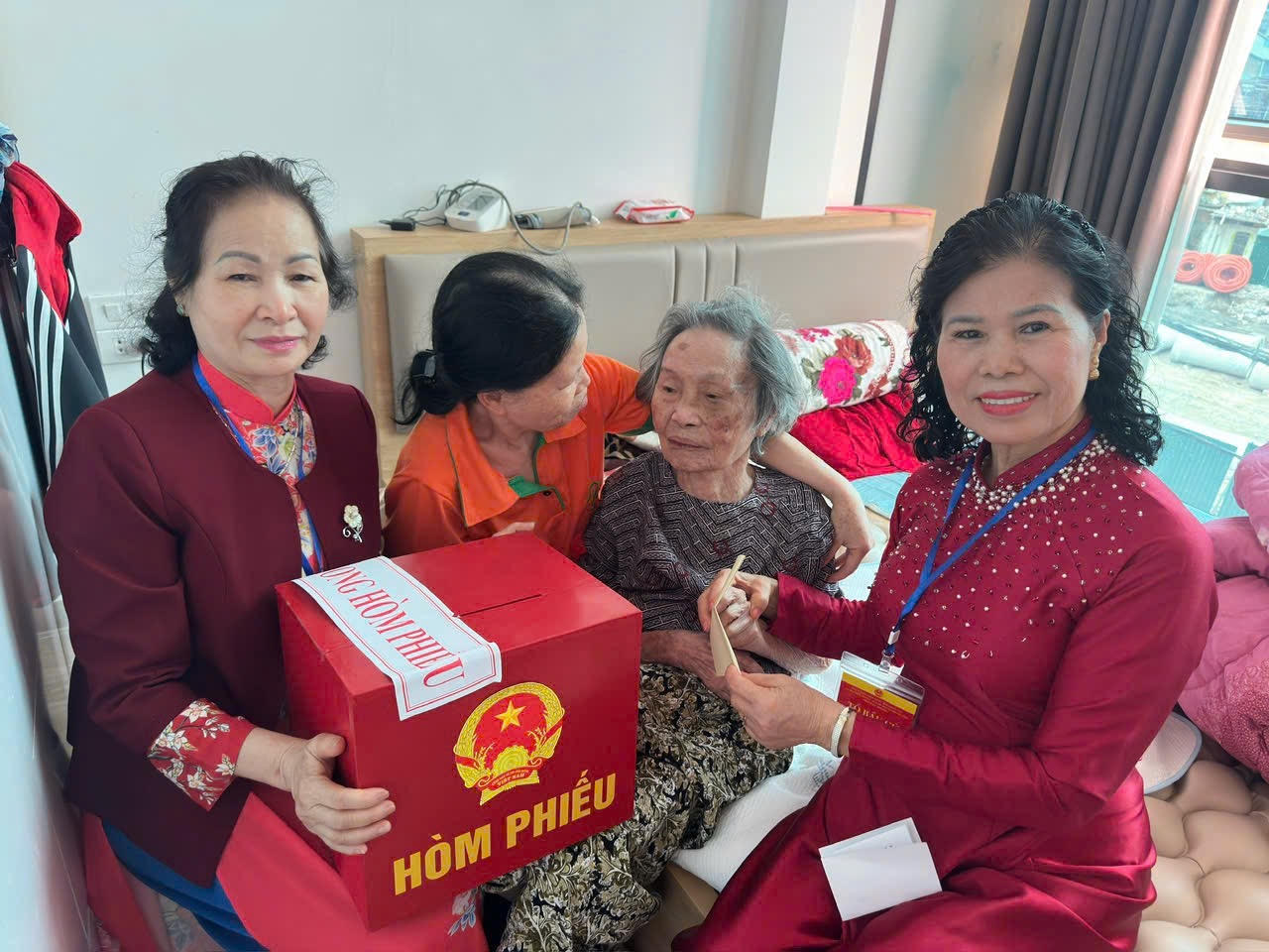 Không để ai bỏ lại phía sau, các tổ bầu cử Hà Nội đưa hòm phiếu đến với cử tri cao tuổi