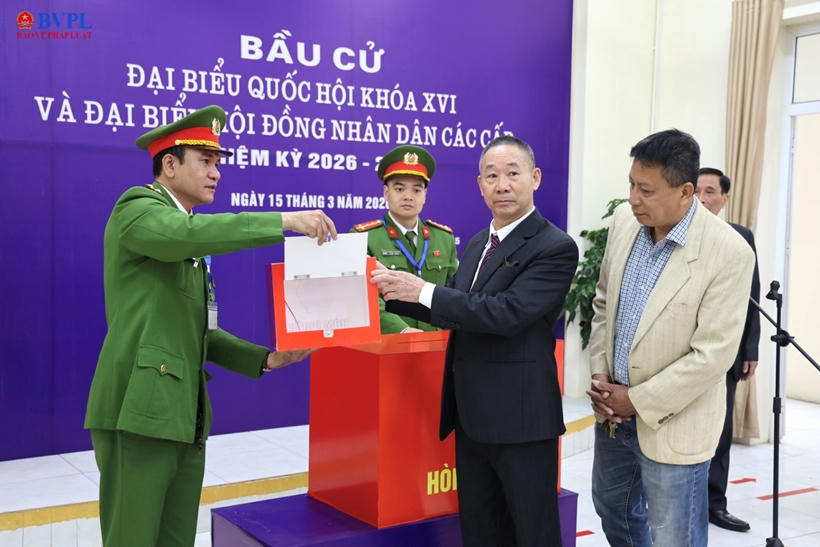 Kiểm tra hòm phiếu trước khi bầu cử.