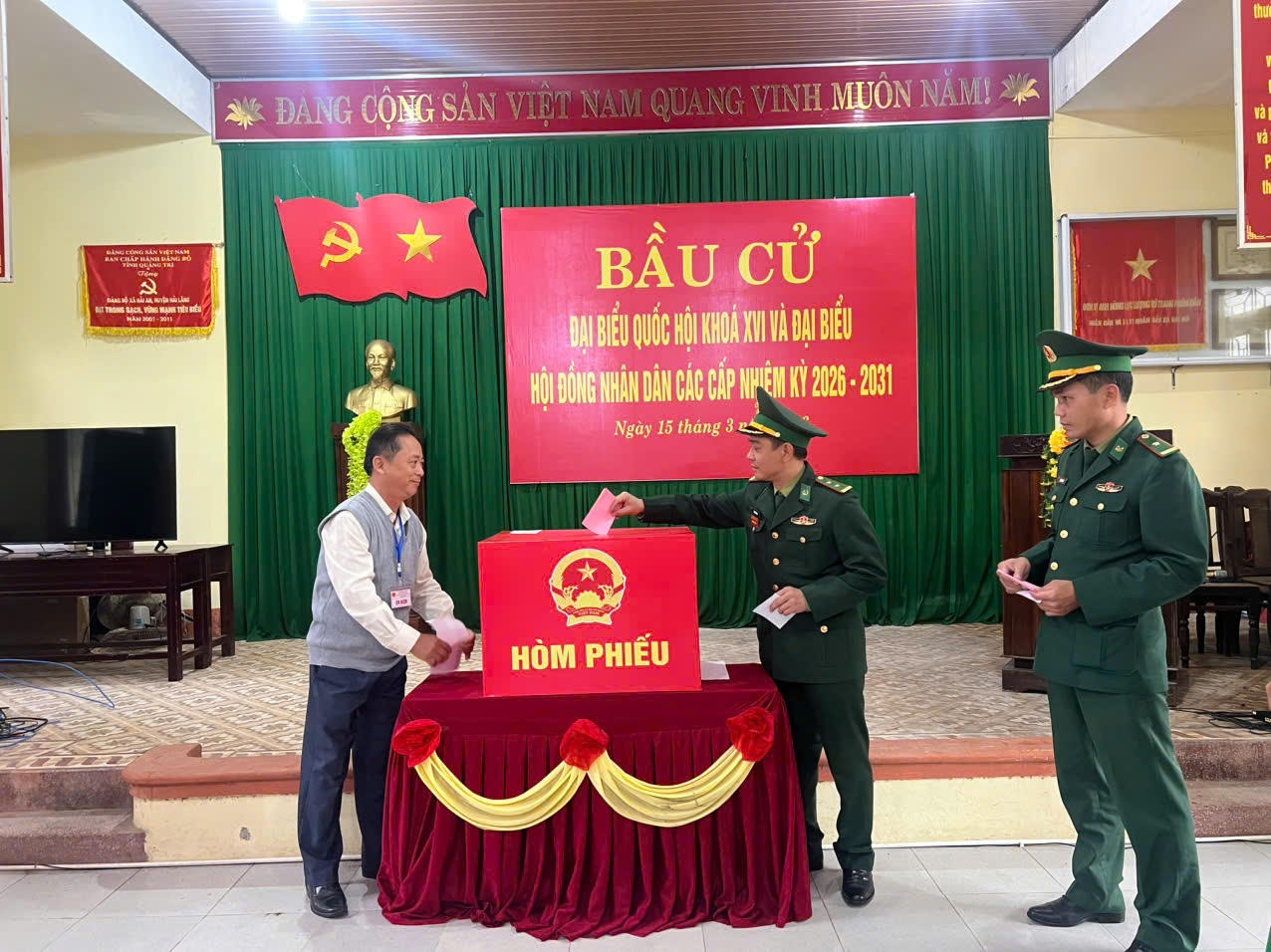 Cán bộ, chiến sĩ lực lượng vũ trang tỉnh Quảng Trị tham gia bỏ phiếu trong không khí trang nghiêm của ngày hội bầu cử.