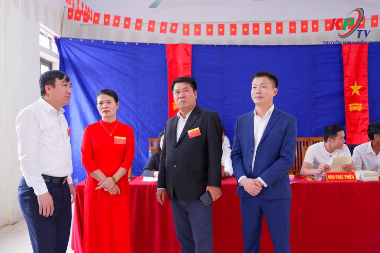 Ông&nbsp;Phạm Quang Tuấn - Bí thư Đảng uỷ, Chủ tịch HĐND xã cùng các thành viên kiểm tra, động viên tại Tổ bầu cử số 4 Thôn Thượng Khê&nbsp;