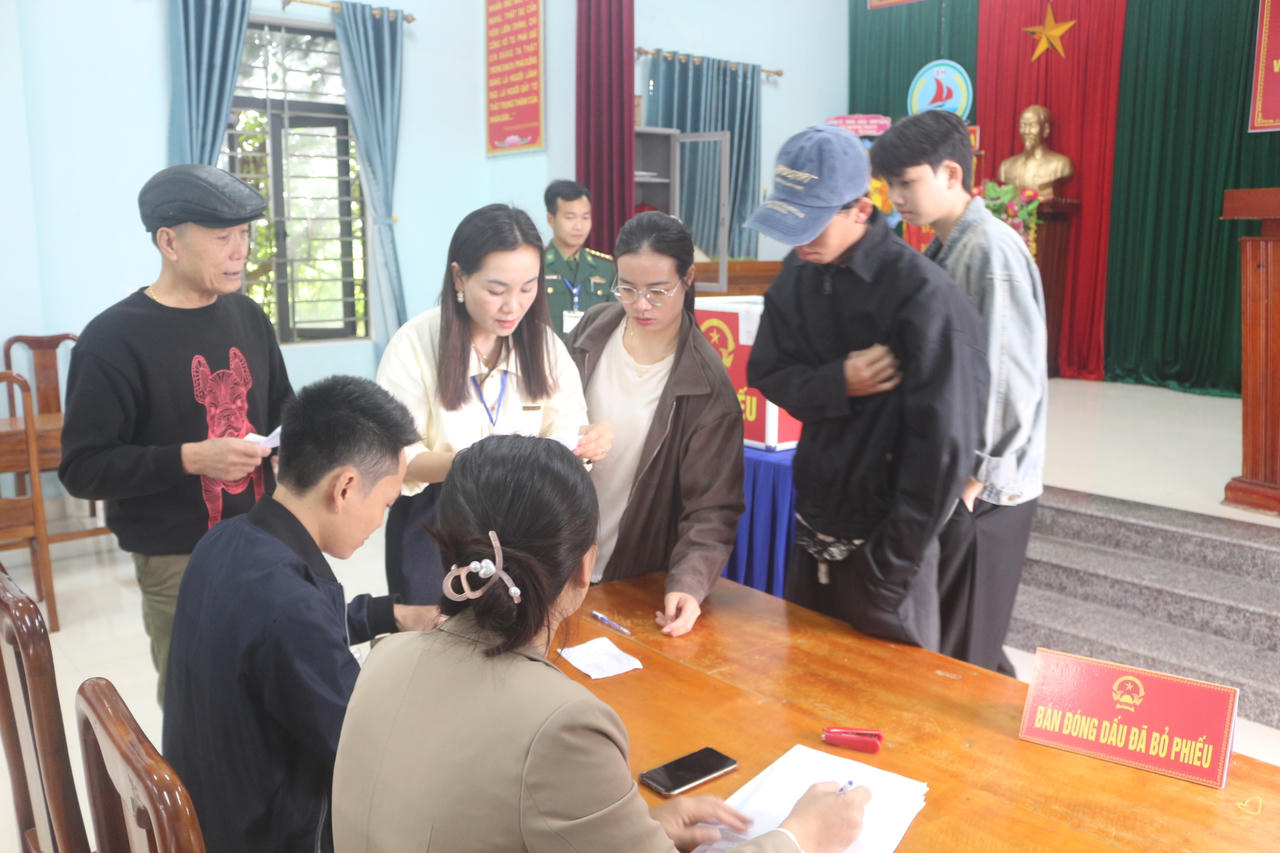 Cử tri xã Quảng Trạch hoàn thành việc bỏ phiếu bầu cử.