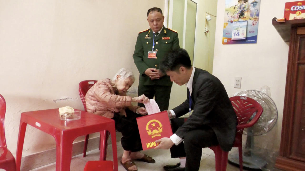 Không khí ngày hội non sông tại các điểm bầu cử ở Hải Phòng