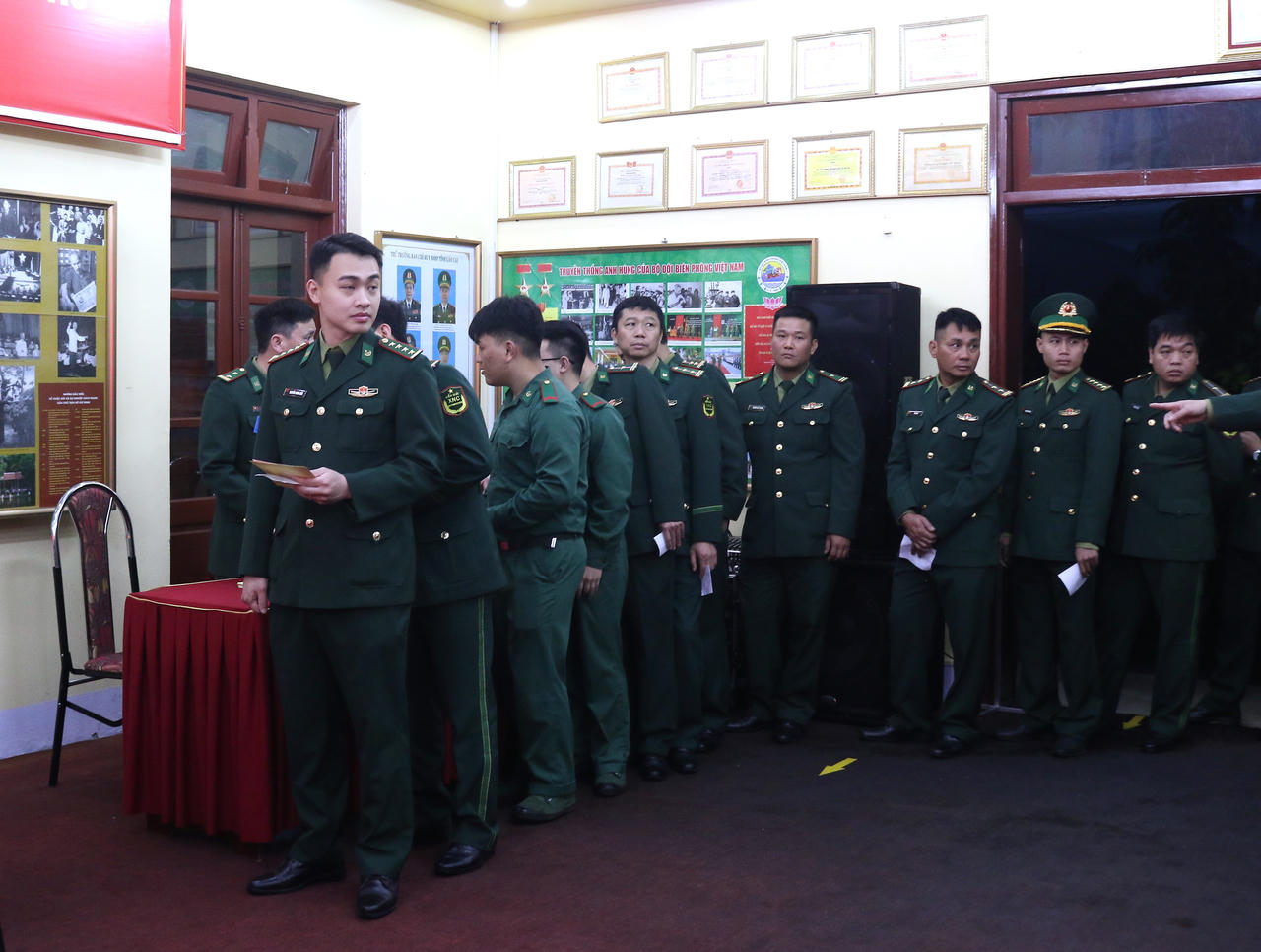 Những lá phiếu từ lúc rạng sáng của các cán bộ, chiến sĩ đồn Biên phòng cửa khẩu quốc tế Lào Cai