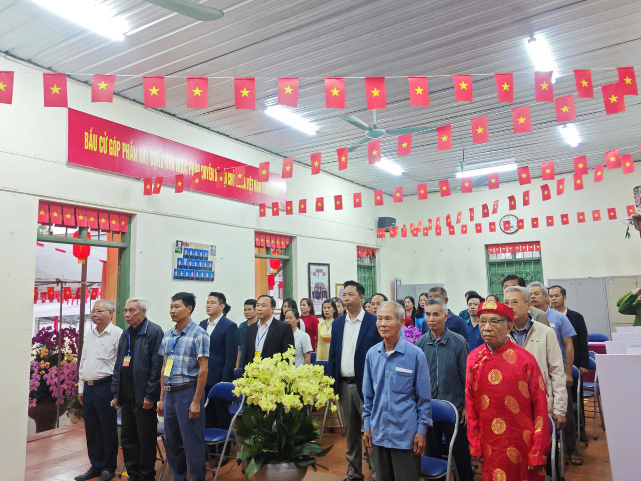 Từ sáng sớm, đông đảo cử tri địa phương đã có mặt tại điểm bỏ phiếu để thực hiện quyền và nghĩa vụ công dân.