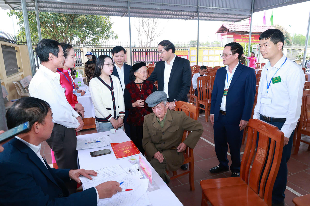 Bí thư Tỉnh ủy Thái Nguyên thăm hỏi cử tri người cao tuổi tham gia bầu cử.