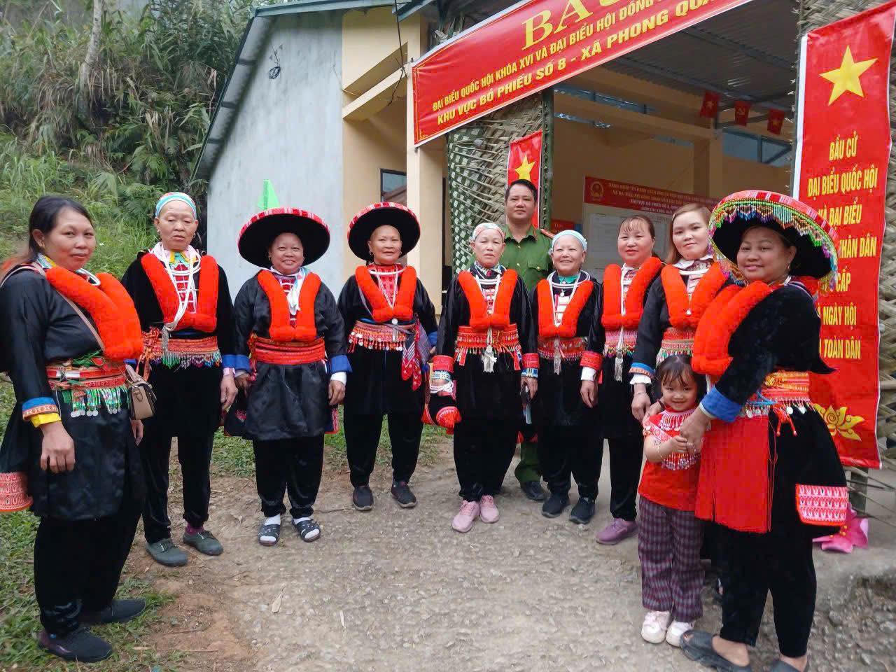 Cử tri Thái Nguyên hân hoan trong ngày bầu cử