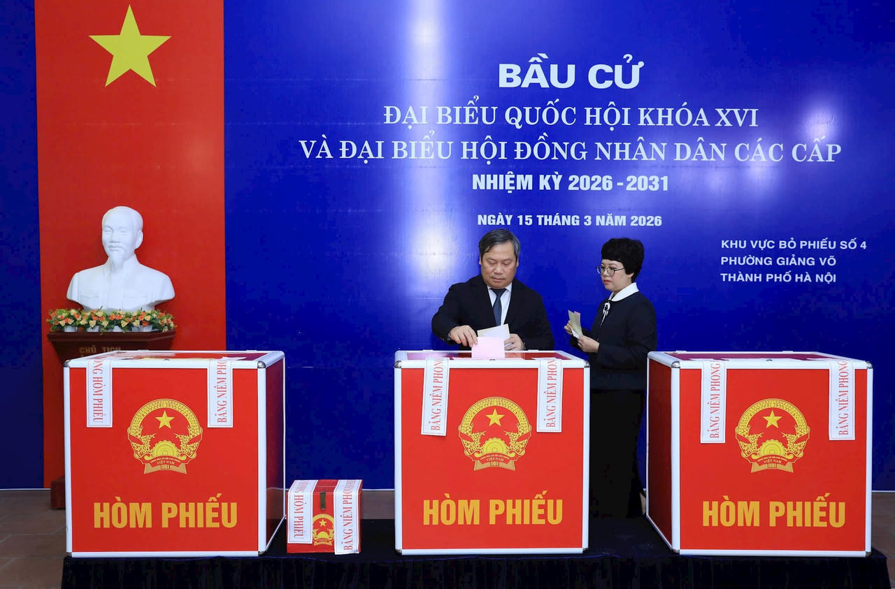 Chủ tịch UBND TP Hà Nội Vũ Đại Thắng tham gia bỏ phiếu tại Khu vực bỏ phiếu số 4, phường Giảng Võ. Ảnh: Đình Hiệp