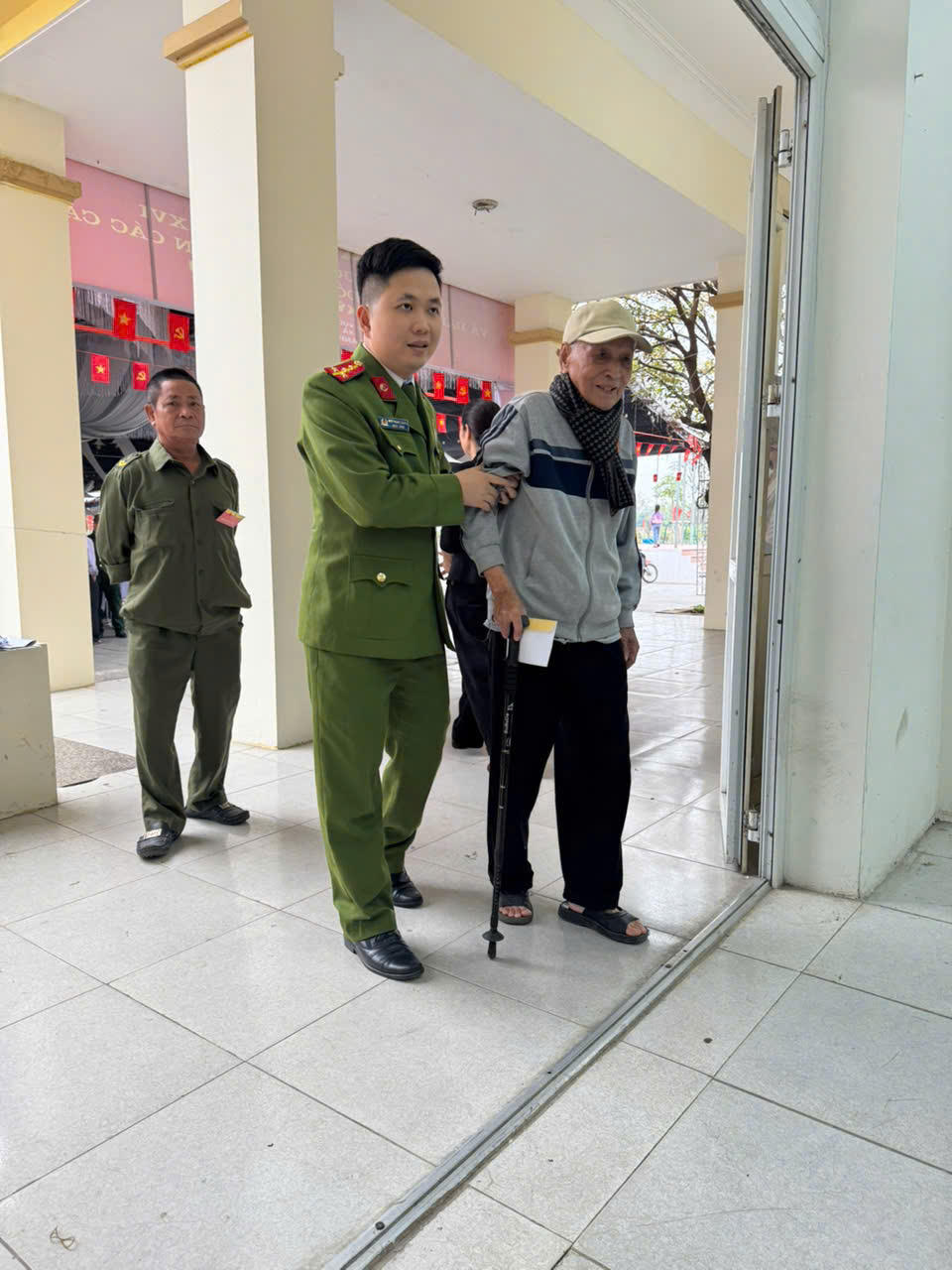 Khoảnh khắc đẹp: Công an Thủ đô dìu cử tri cao tuổi đi bỏ phiếu