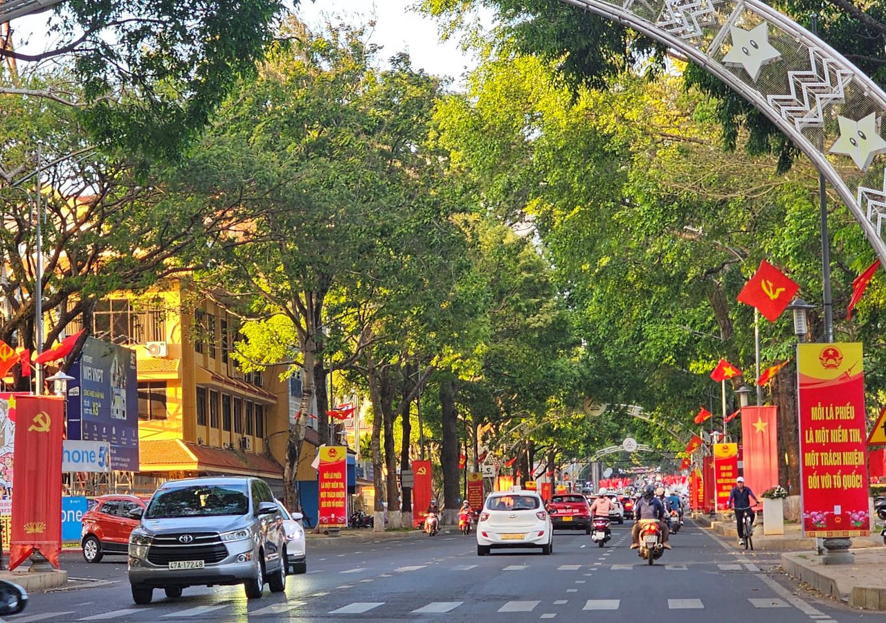 Đường Lê Duẩn, tỉnh Đắk Lắk rực rỡ cờ hoa.