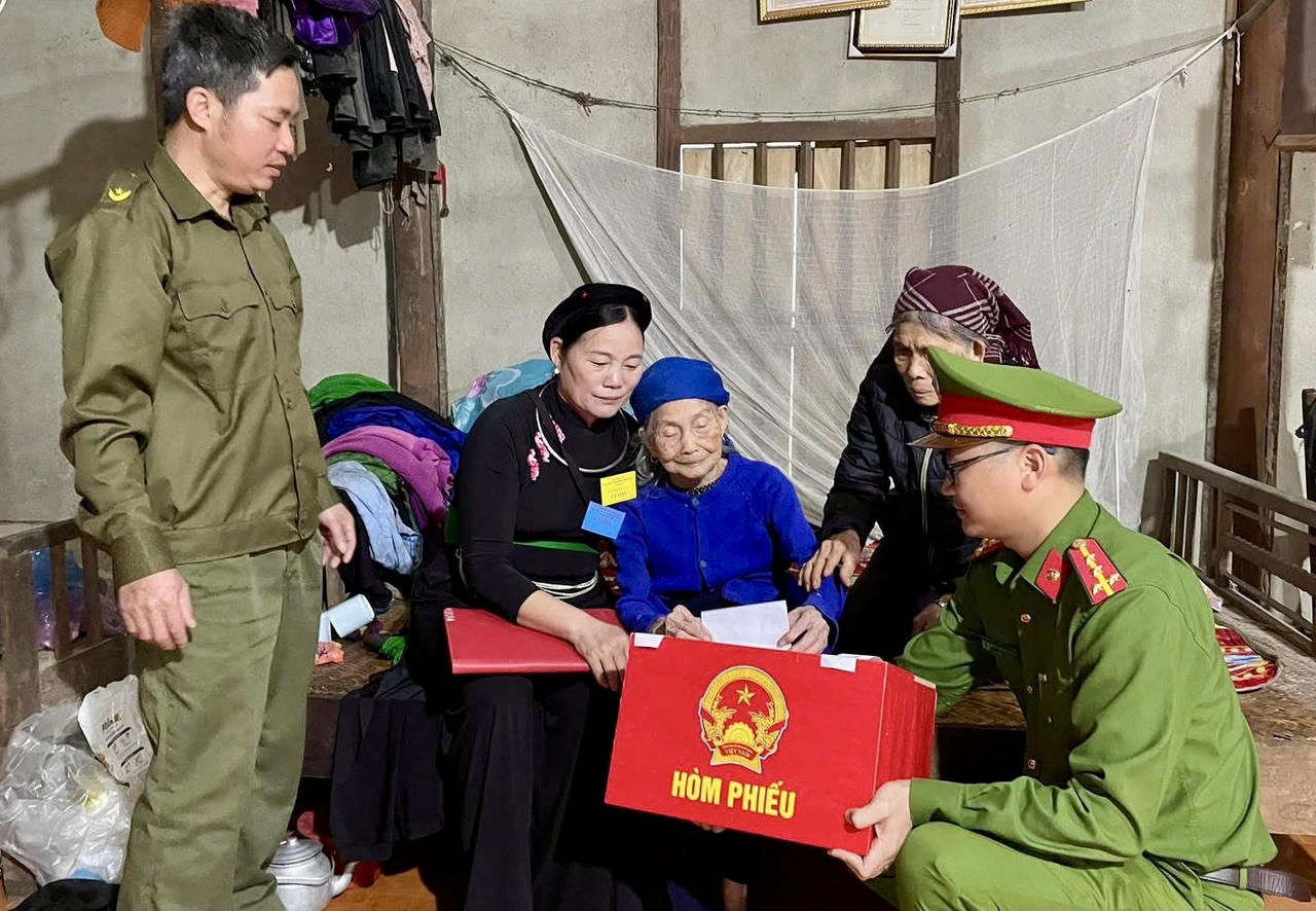 Lá phiếu của những cử tri "đặc biệt" tại Cao Bằng