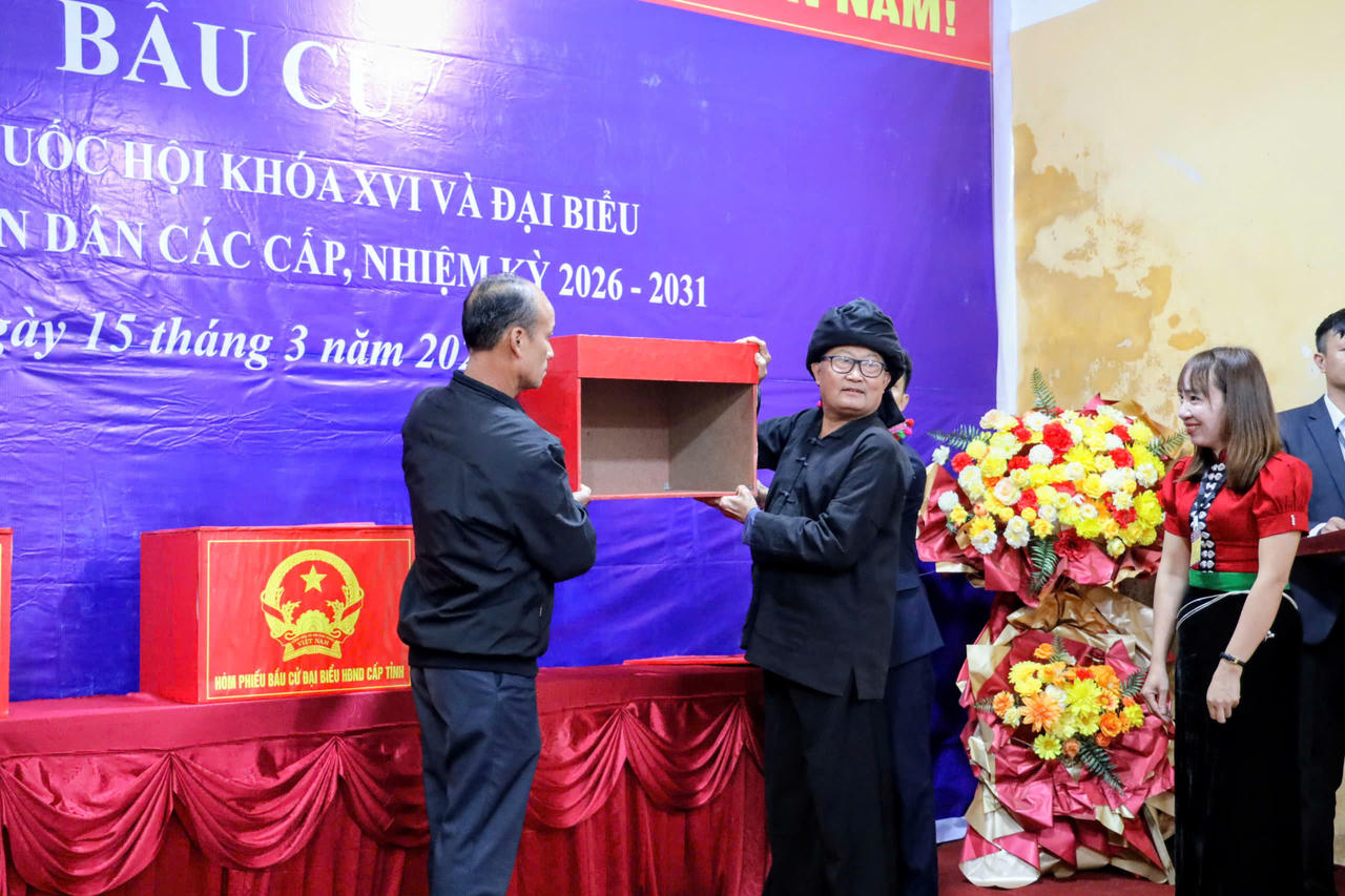 Các tổ bầu cử chuẩn bị chu đáo, hướng dẫn cử tri thực hiện đúng quy trình, bảo đảm ngày bầu cử diễn ra dân chủ, an toàn và đúng luật.