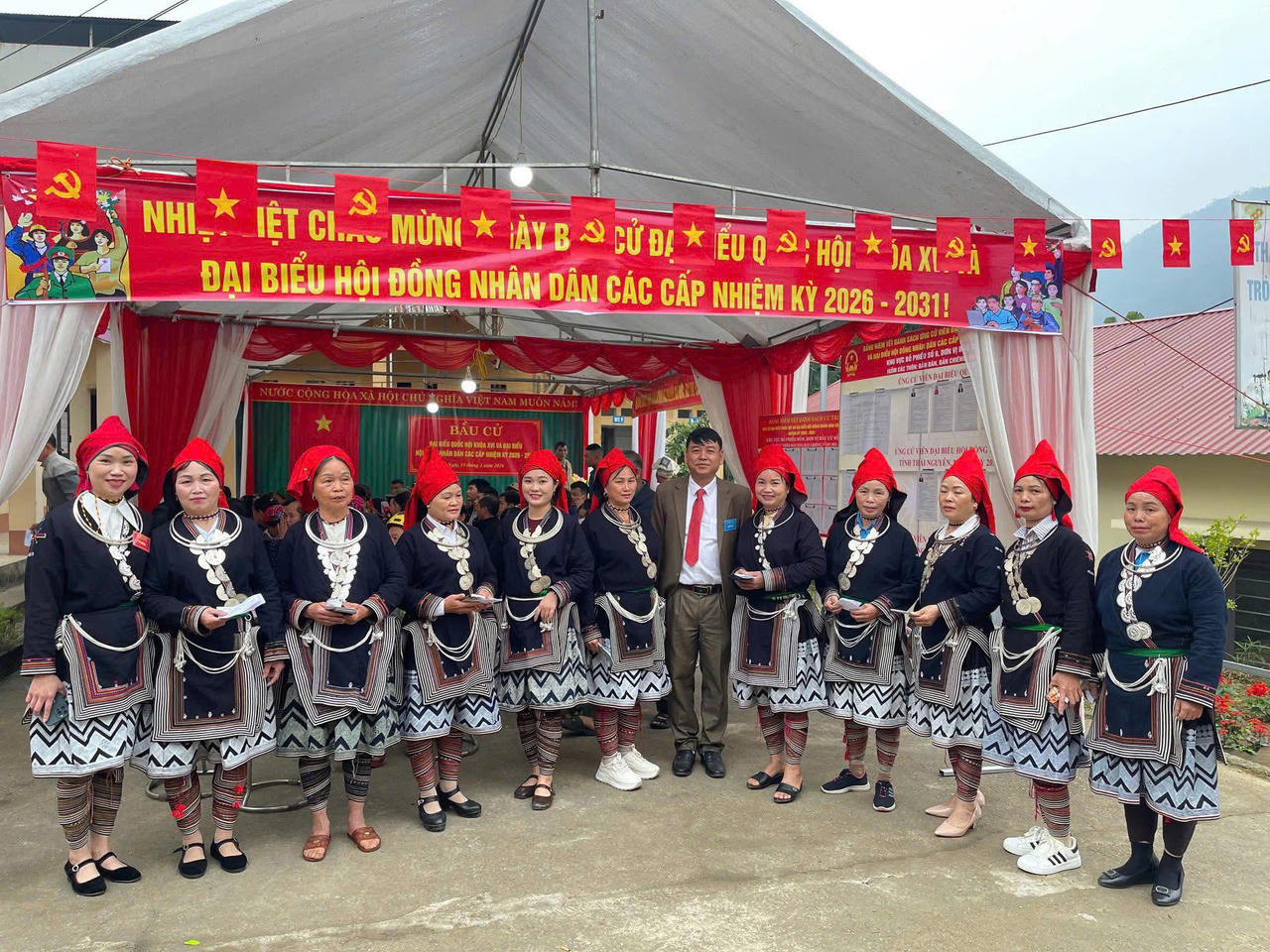 Cử tri Thái Nguyên hân hoan trong ngày bầu cử