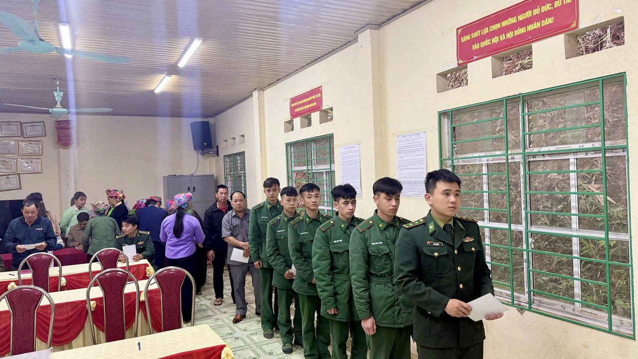 Những lá phiếu sớm của người lính quân hàm xanh trên tuyến đầu biên giới