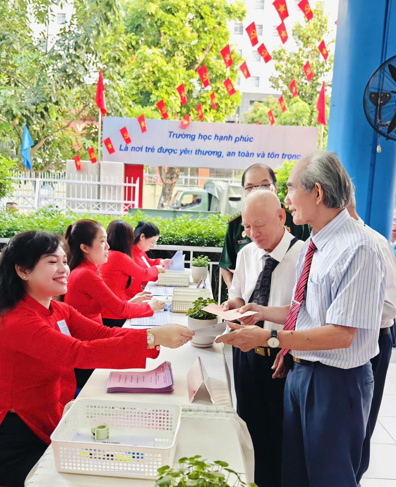 Các cử tri lớn tuổi tham gia bầu cử tại phường Cầu Ông Lãnh.