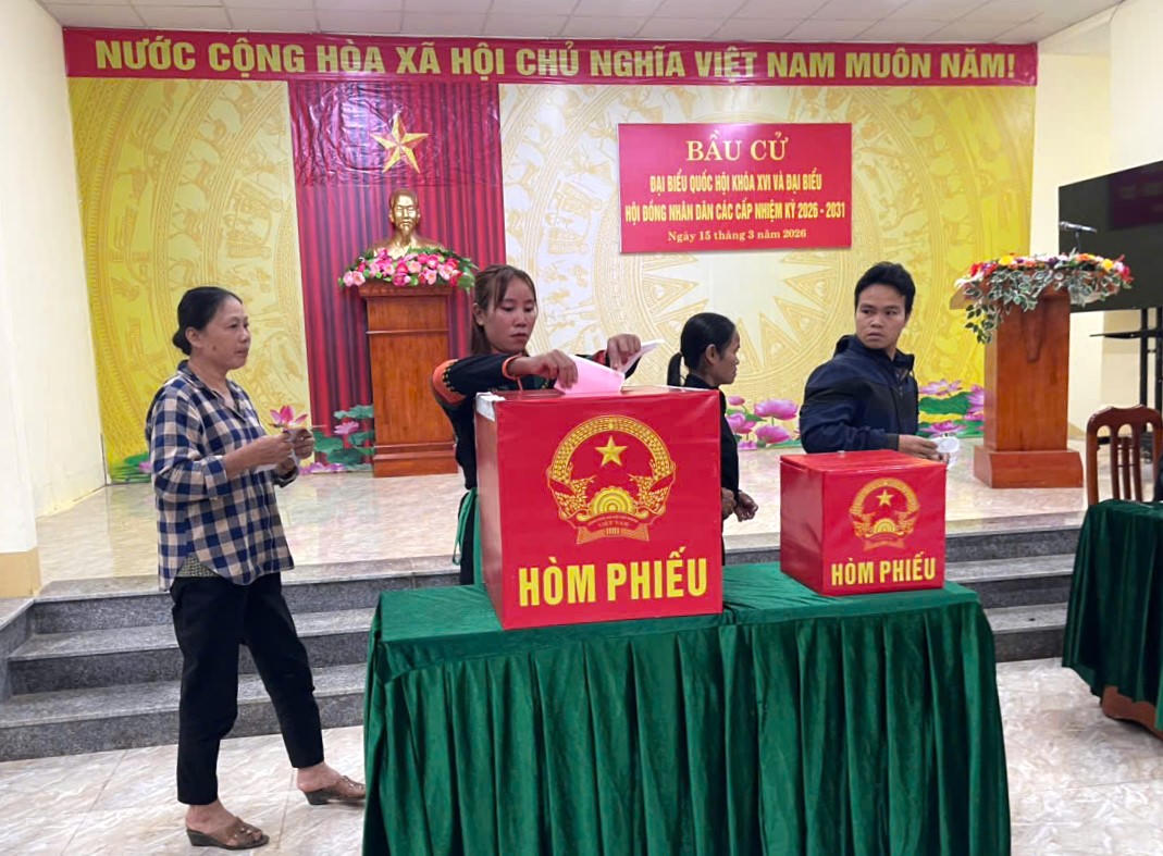 Cử tri đồng bào Rục Quảng Trị thực hiện quyền và nghĩa vụ công dân trong ngày bầu cử 15/3.