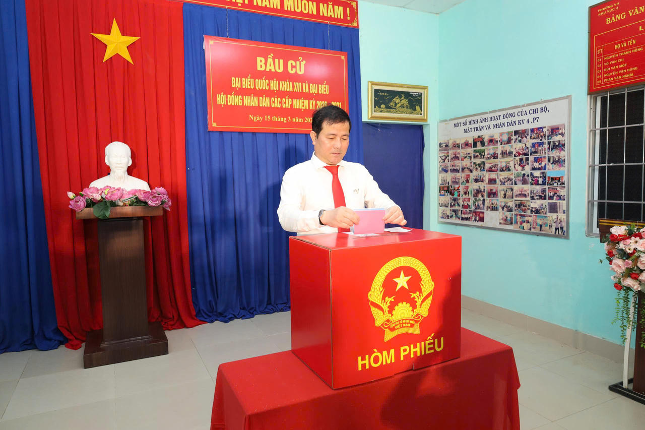 Ông Trần Văn Huyến - Phó Bí thư Thành ủy Cần Thơ bỏ phiếu bầu cử.