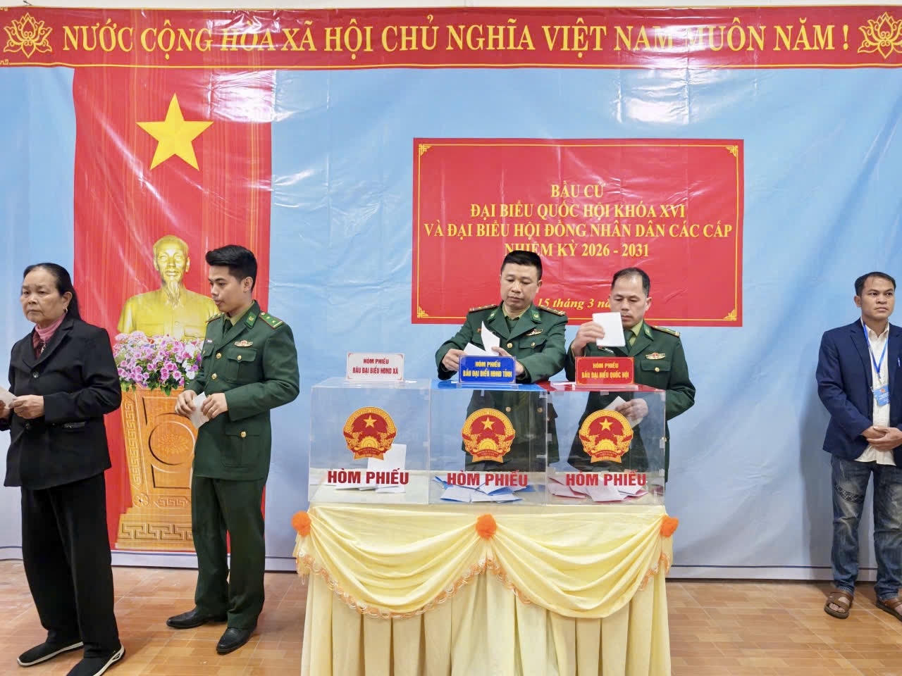 Những lá phiếu sớm của người lính quân hàm xanh trên tuyến đầu biên giới