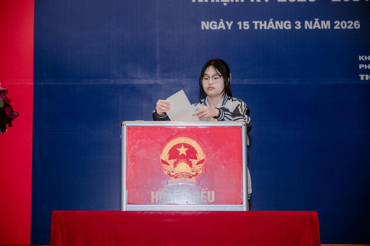 Thầy trò cùng nhau bỏ những lá phiếu bầu cử đầu tiên.