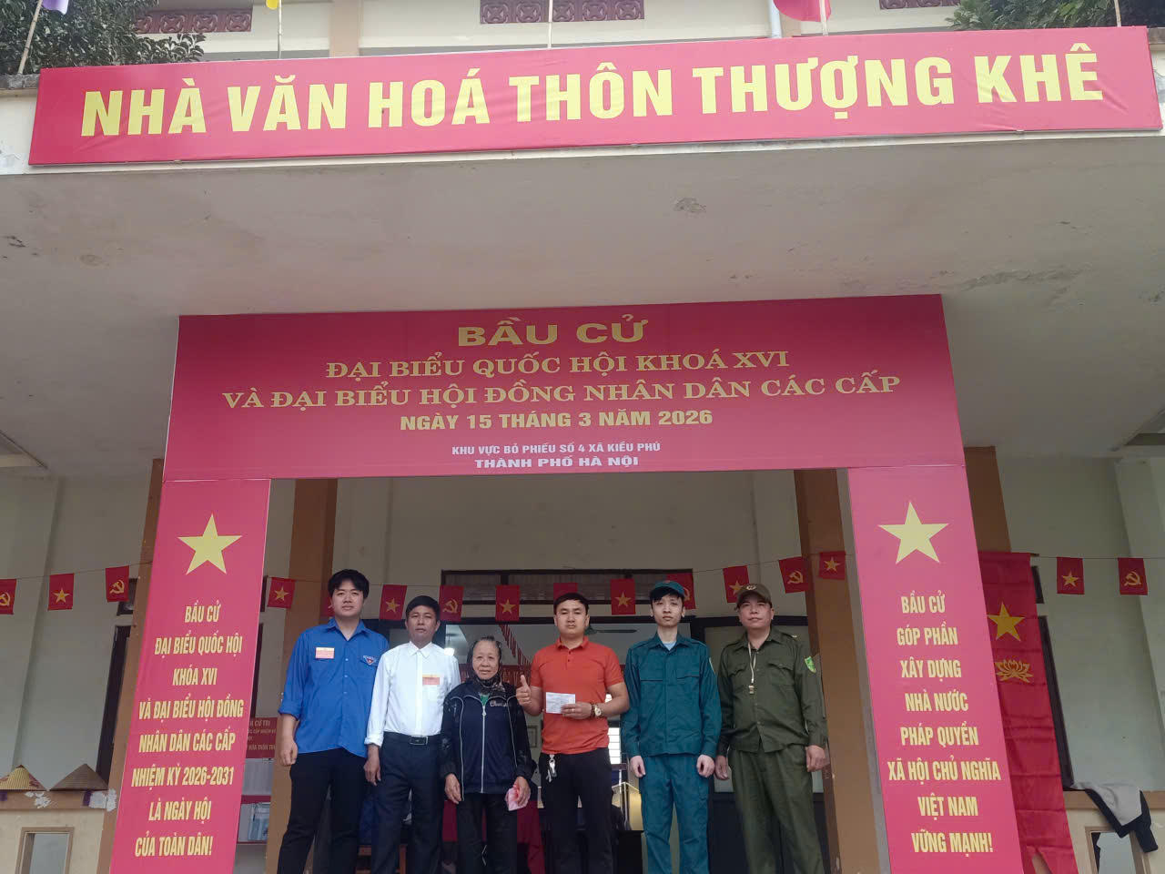 Thành viên Tổ bầu cử số 4 chụp ảnh lưu niệm cùng cử tri