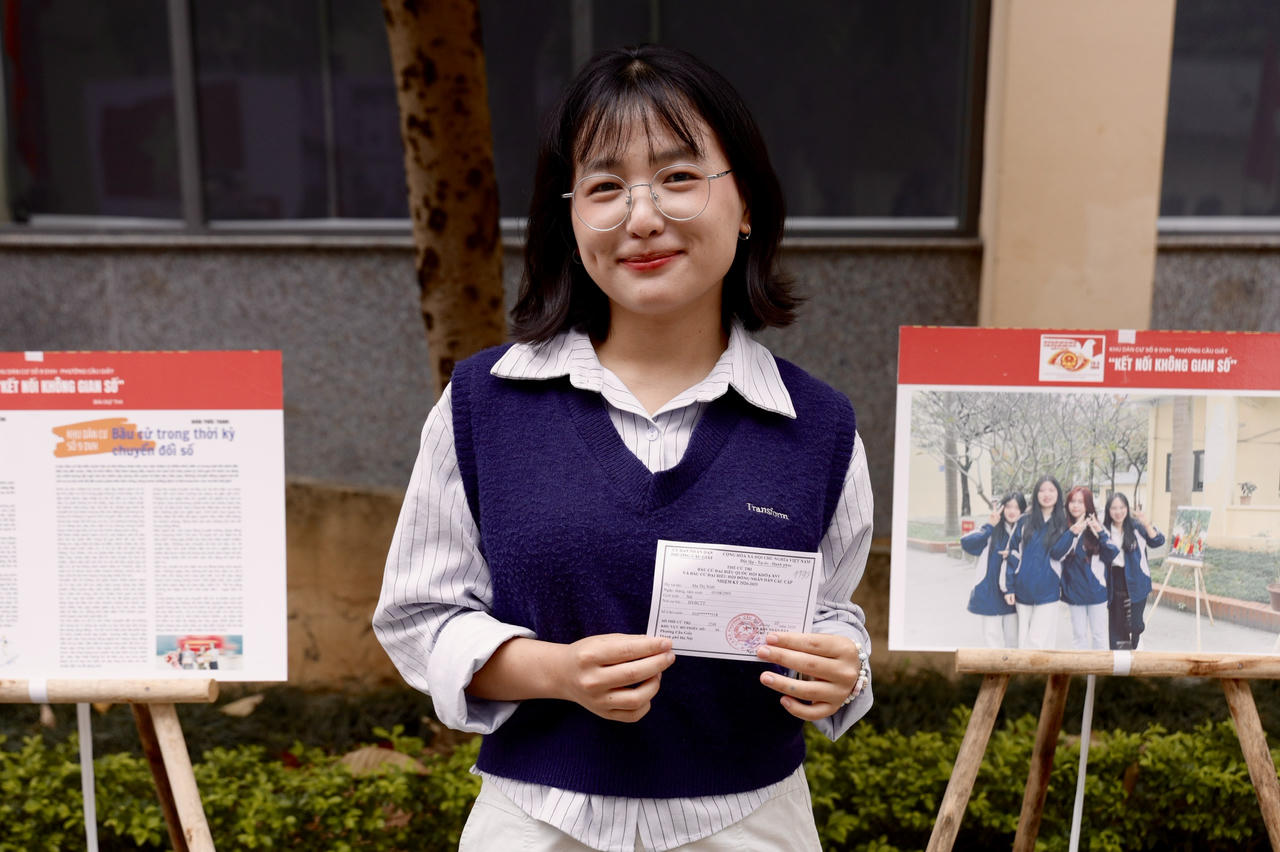 Sinh viên năm 3 người Mông (quê tại Lào Cai) chia sẻ:” Đây là lần đầu mình tham gia bầu cử với tư cách là một cử tri và cũng là lần đầu được chứng kiến buổi bầu cử đại biểu Quốc Hội dưới Hà Nội nên thấy khá hào hứng và xúc động khi được nhìn thấy những cử tri lớn tuổi đến điểm bầu cử từ rất sớm”.