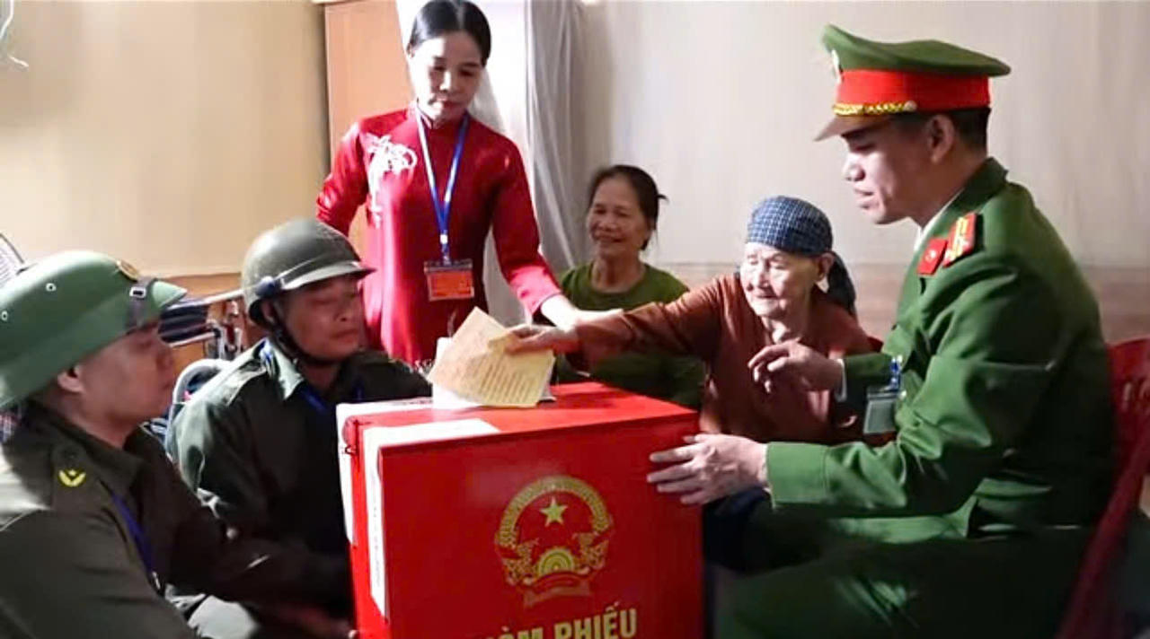 Không khí ngày hội non sông tại các điểm bầu cử ở Hải Phòng