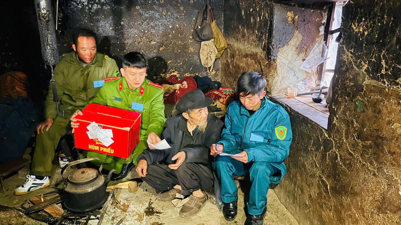 Công an Tuyên Quang thể hiện tinh thần gần dân, trách nhiệm, tận tụy. (Ảnh: CATQ)