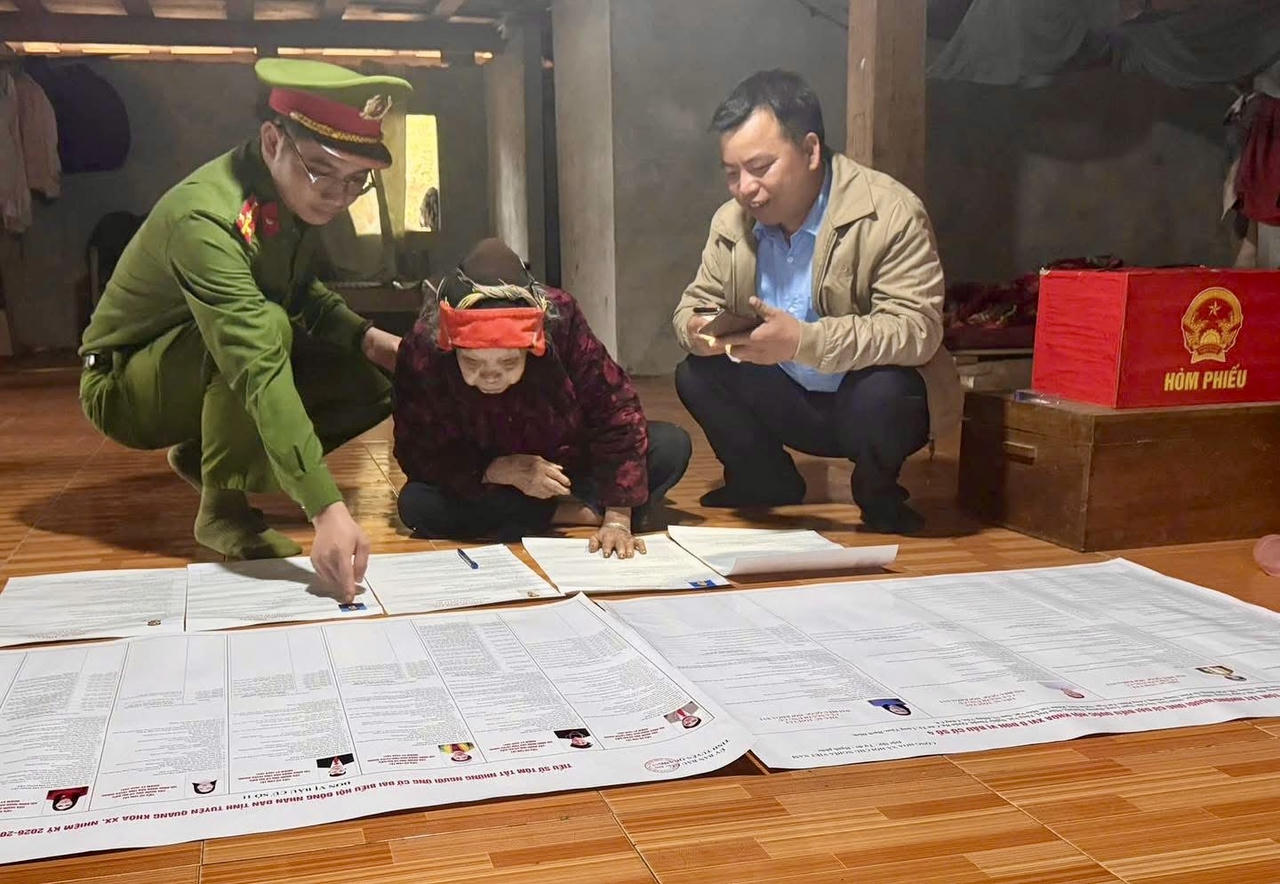 Những việc làm bình dị nhưng đầy trách nhiệm ấy đã thể hiện rõ nét tinh thần “gần dân, trọng dân, vì Nhân dân phục vụ”. (Ảnh: CATQ)