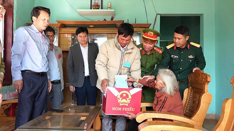 Quảng Ngãi: Cử tri đồng bào Xơ Đăng ở xã miền núi nô nức tham gia bầu cử